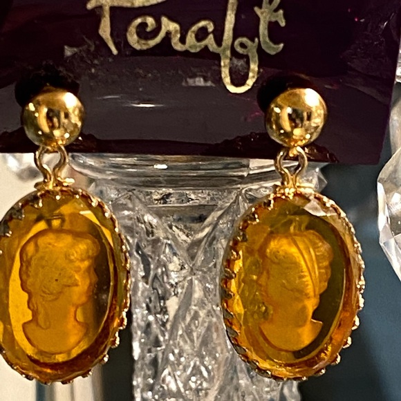 - VINTAGE CARVED CAMEO INTAGLIO PIERCE EAR Glass - Picture 3 of 5